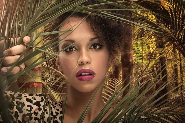 African American Beautiful Woman Posing Green Jungle Closeup Beauty Portrait — Stock Photo, Image