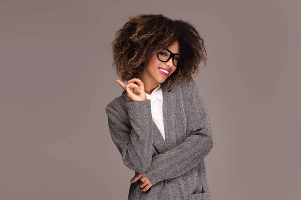 Foto Joven Africana Alegre Mujer Negocios Pie Sobre Fondo Gris — Foto de Stock