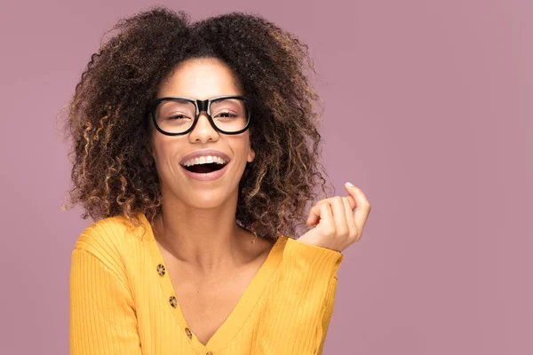 Gelukkig Afro Amerikaanse Vrouw Die Lacht Prachtige Vrouwelijke Halve Lengte — Stockfoto