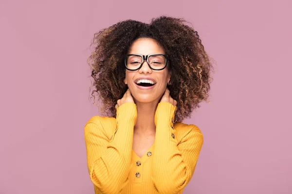 Feliz Mujer Afroamericana Sonriendo Hermoso Retrato Femenino Media Longitud Joven — Foto de Stock