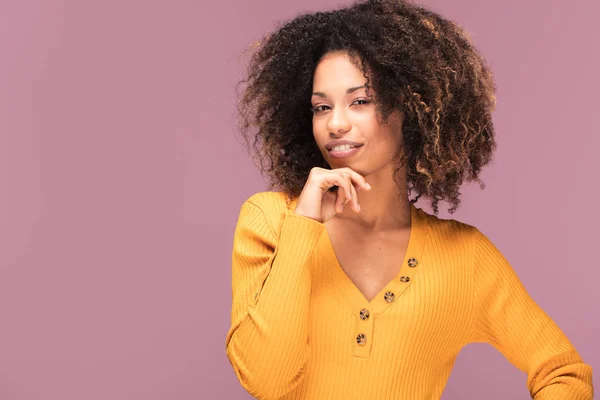 Feliz Mulher Afro Americana Sorrir Belo Retrato Feminino Meio Comprimento — Fotografia de Stock