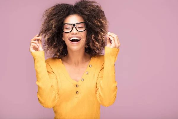 Gelukkig Afro Amerikaanse Vrouw Die Lacht Prachtige Vrouwelijke Halve Lengte — Stockfoto