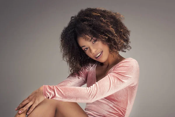 Joven Afroamericana Sensual Mujer Posando Estudio —  Fotos de Stock