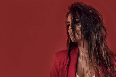 Muhteşem genç esmer kadın yüz portre. Mükemmel makyaj güzellik kız. Seksi esmer Bayan.