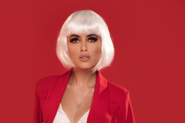 Beyaz peruk güzel kadın moda fotoğrafı.