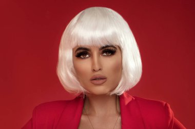 Beyaz peruk güzel kadın moda fotoğrafı.