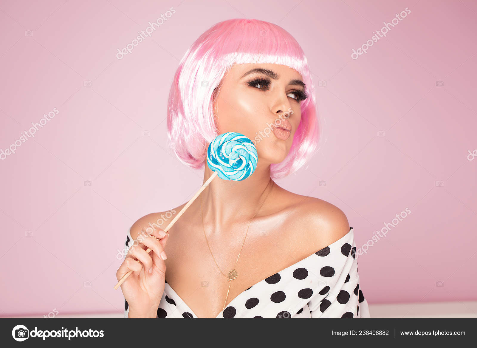 Rozovyj Bob Korotkaya Pricheska Krasivaya Zhenshina Modnom Plate Chernymi Tochkami Stokovoe Foto C Neonshot 238408882