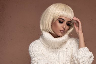 Sarışın kadın ile kısa moda peruk. Güzel model kız. Bakım ve güzellik ürünleri.