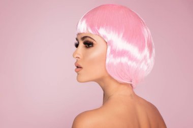 Pembe bob kısa saç modeli. Gülümseyen güzel kadın. Son moda saç kesimi.