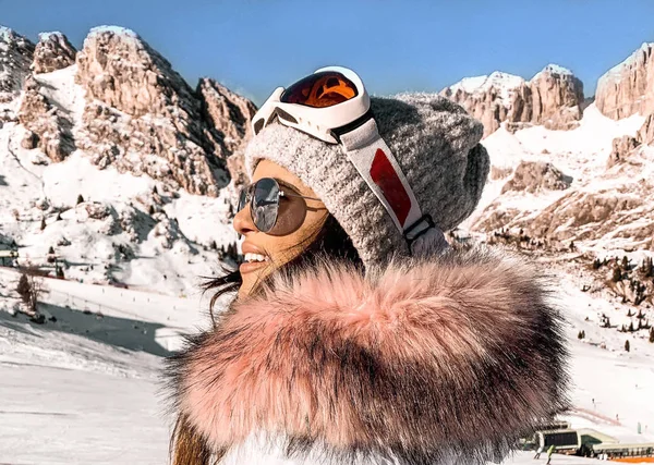 Белоснежный Зимний День Высоких Горах Женщина Модной Куртке Мехом Лыжными — стоковое фото