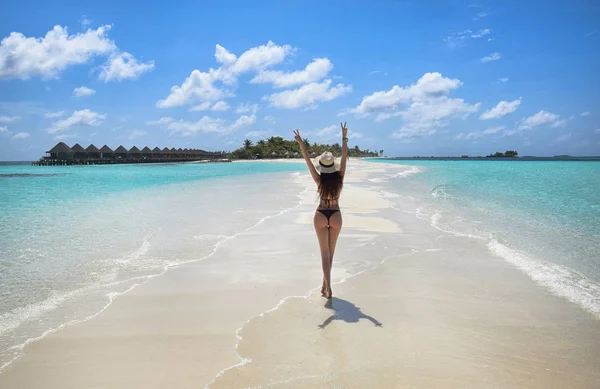 Zmysłowe Woman Piękne Spacery Tropikalnej Plaży Relaks Dzień Słoneczny Wakacje — Zdjęcie stockowe