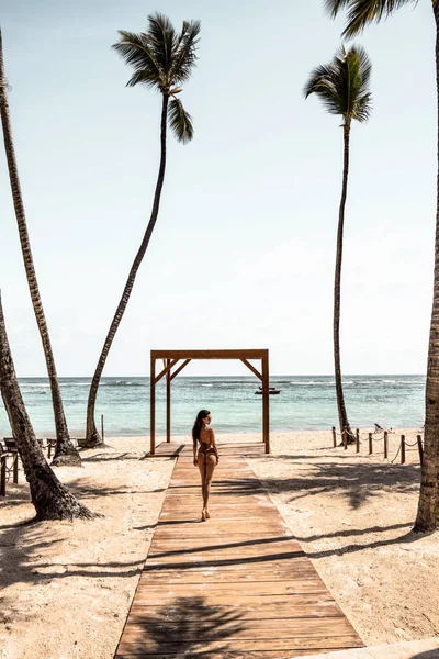 Piękna Kobieta Relaks Przy Tropikalnej Piaszczystej Plaży Dzień Słoneczny Wakacje — Zdjęcie stockowe