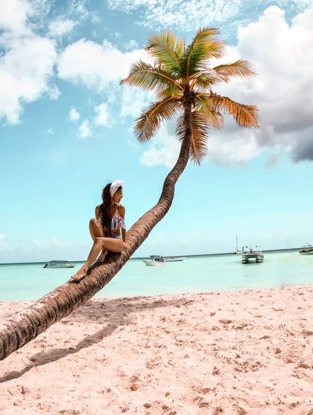 Mulher Bonita Relaxando Uma Praia Tropical Arenosa Dia Férias Ensolarado — Fotografia de Stock