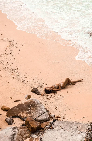 Szép Szexi Napozzon Homokos Strandtól Trópusi Paradicsomban Nyári Vakáció — Stock Fotó