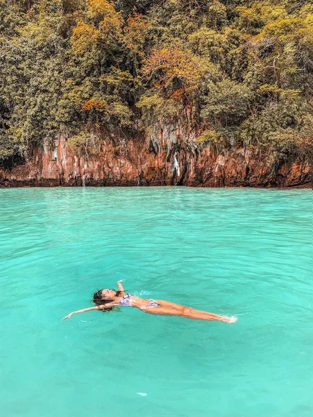 Piękna Sexy Kobieta Kąpiel Oceanie Tropikalny Raj Letnie Wakacje — Zdjęcie stockowe