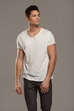 Kameraya bakarak rahat yakışıklı delikanlı. Stüdyo vurdu.