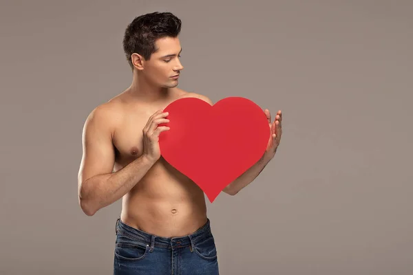 Hombre Guapo Sin Camisa Posando Con Corazón Rojo Día San — Foto de Stock