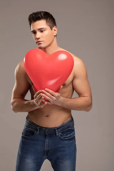 Przystojny Mężczyzna Shirtless Pozowanie Czerwone Serce Walentynki — Zdjęcie stockowe