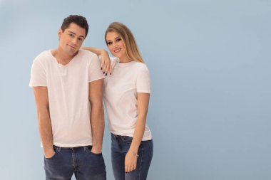 Güzel genç çift birlikte poz pastel arka plan mavi.