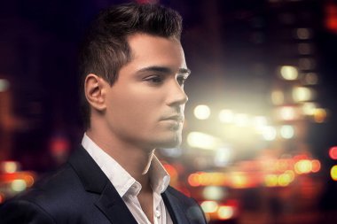 Zarif yakışıklı genç takım elbiseli portresi.