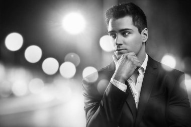 Zarif yakışıklı genç takım elbiseli portresi.