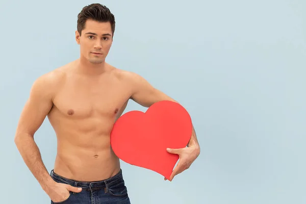 バレンタインデー赤いハートでポーズ ハンサムな上半身裸の男 — ストック写真