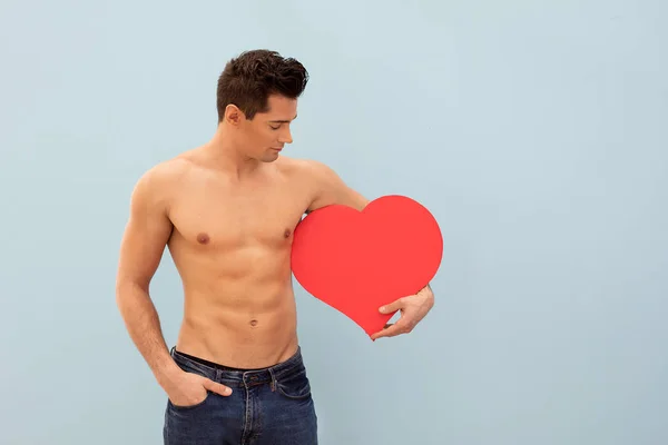 Hombre Guapo Sin Camisa Posando Con Corazón Rojo Día San — Foto de Stock