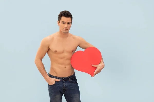 Hombre Guapo Sin Camisa Posando Con Corazón Rojo Día San — Foto de Stock