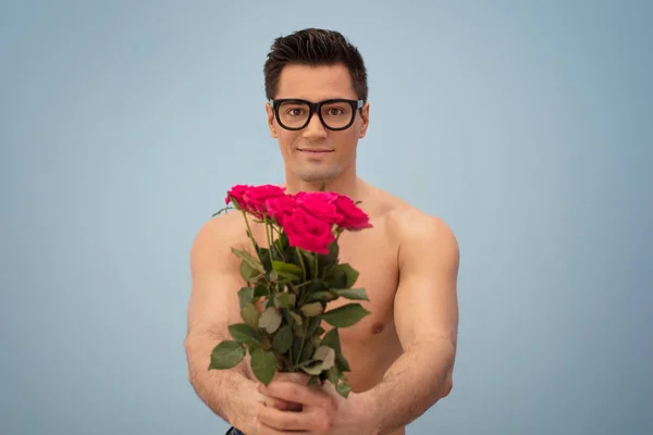 Bonito Homem Sem Camisa Óculos Segurando Rosas Rosa — Fotografia de Stock