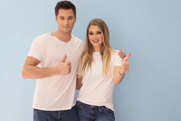 Hermosa Pareja Joven Posando Juntos Sobre Fondo Azul Pastel — Foto de Stock