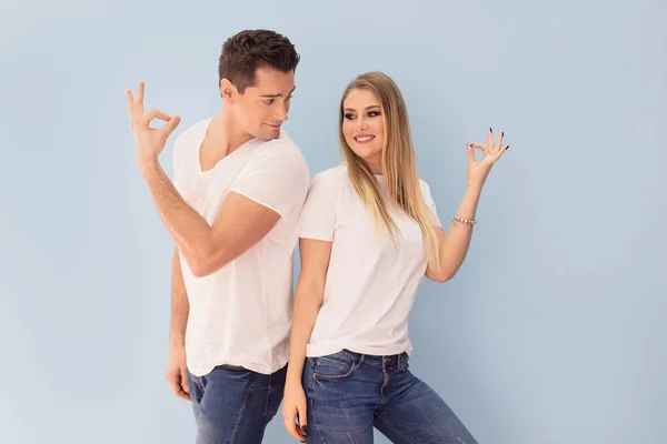 Belo Jovem Casal Posando Juntos Fundo Azul Pastel — Fotografia de Stock