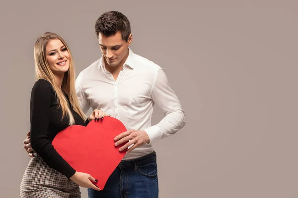 Unga Vackra Paret Poserar Tillsammans Med Stort Rött Hjärta — Stockfoto