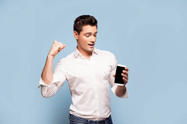 Uśmiechnięty Mężczyzna Trzymając Smartfon Patrząc Cukinia Niebieskie Pastelowe Tło — Zdjęcie stockowe