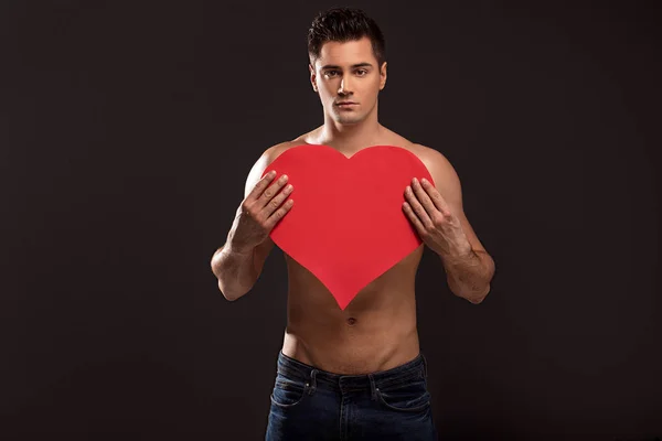 Bonito Homem Sem Camisa Posando Com Coração Vermelho Dia Dos — Fotografia de Stock