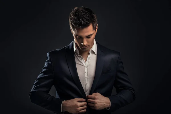 Şık takım elbise poz içinde yakışıklı adam portresi. Erkek güzelliği, moda.