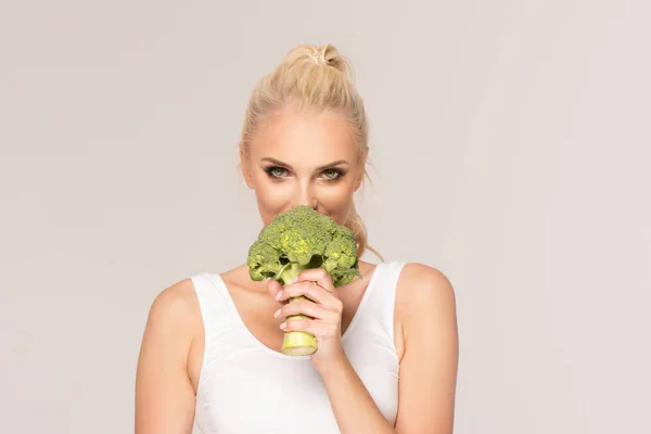 Mooie Blonde Vrouw Poseren Met Groene Groenten Dieet Gezond Leven — Stockfoto