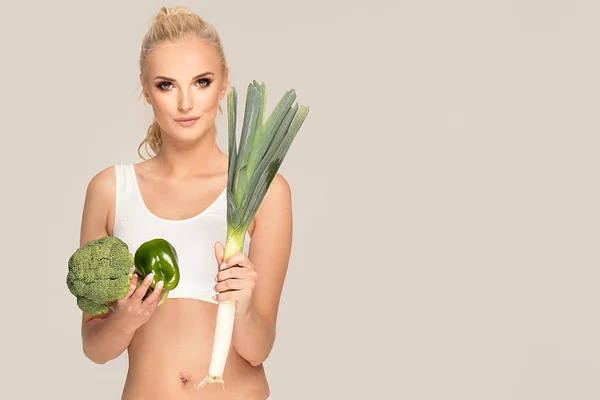 Mooie Blonde Vrouw Poseren Met Groene Groenten Dieet Gezond Leven — Stockfoto