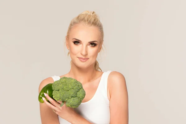 Hermosa Mujer Rubia Posando Con Verduras Verdes Concepto Dieta Ajuste —  Fotos de Stock