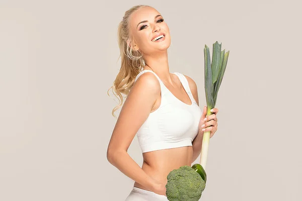 Schöne Blonde Frau Posiert Mit Grünem Gemüse Ernährung Fitness Und — Stockfoto