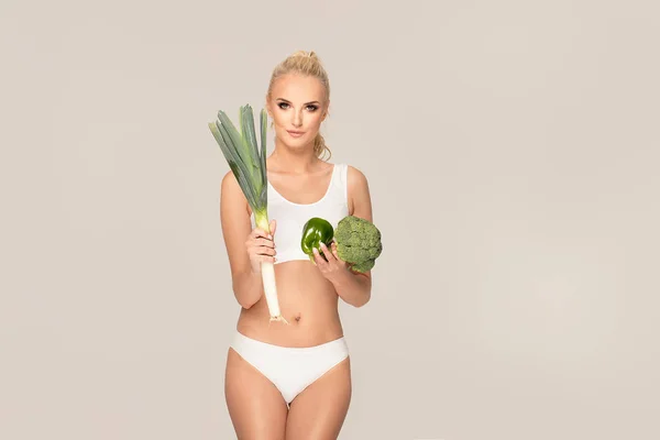 Hermosa Mujer Rubia Posando Con Verduras Verdes Concepto Dieta Ajuste —  Fotos de Stock