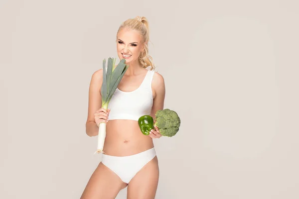 Mulher Loira Bonita Posando Com Vegetais Verdes Dieta Ajuste Conceito — Fotografia de Stock