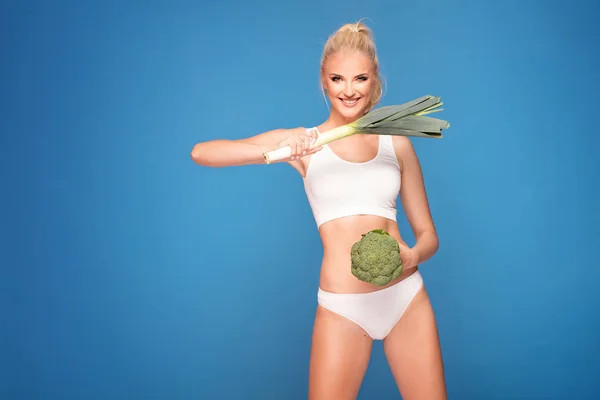 Vrouw Met Fit Mooi Lichaam Holding Groene Prei Broccoli Gezondheid — Stockfoto