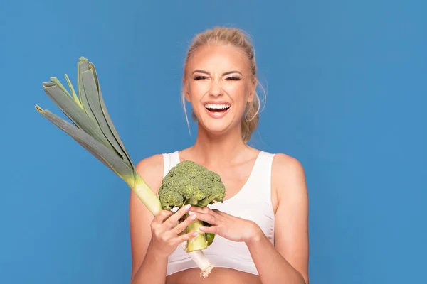 Vrouw Met Fit Mooi Lichaam Holding Groene Prei Broccoli Gezondheid — Stockfoto