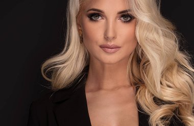 Moda portre siyah montlu genç kadın. Zarif saç modeli poz ile kız.