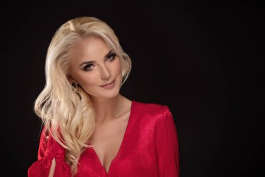 Uzun kıvırcık güzel saçlı sarışın kadın. Moda makyaj. Moda kız kırmızı zarif elbise giymiş. Portre portre.