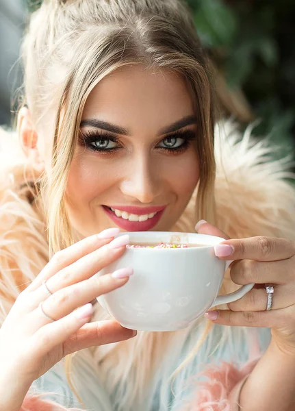 Feliz chica tomando café en la cafetería. —  Fotos de Stock