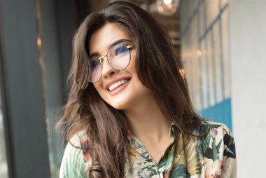 Güzel kadın bir kafede rahatlatıcı.