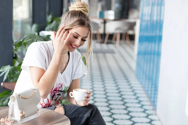 Chica positiva bebiendo café . — Foto de Stock