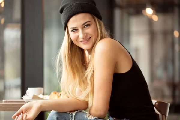 Positieve slimme student meisje eten in restaurant. — Stockfoto