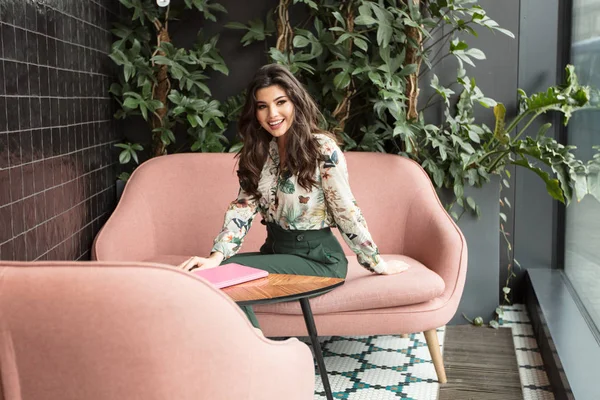 Mooie vrouw tijd doorbrengen in cafetaria. — Stockfoto